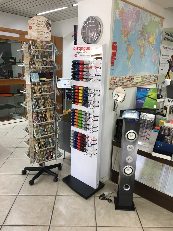 Espositori Distinguo nei punti vendita: Cartolerie-edicole, foto 5