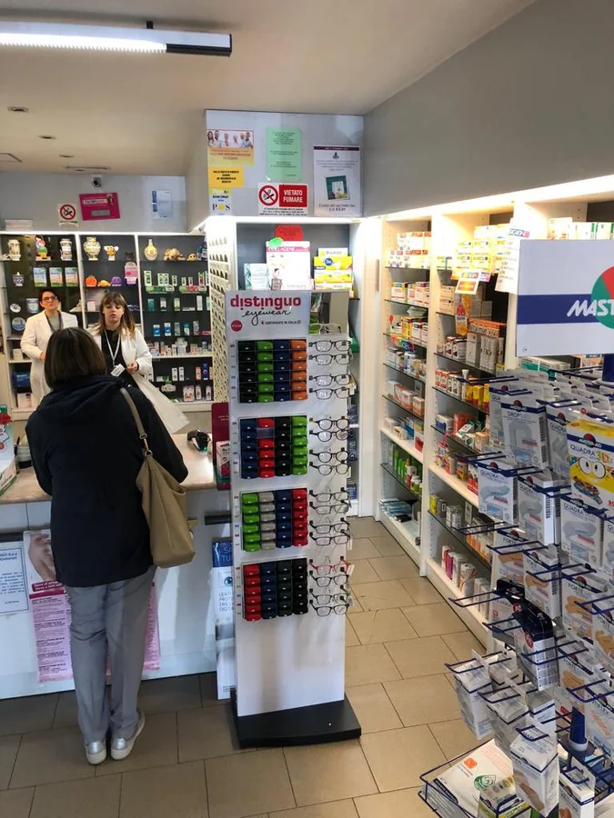 Espositori Distinguo nei punti vendita: Farmacie, foto 1