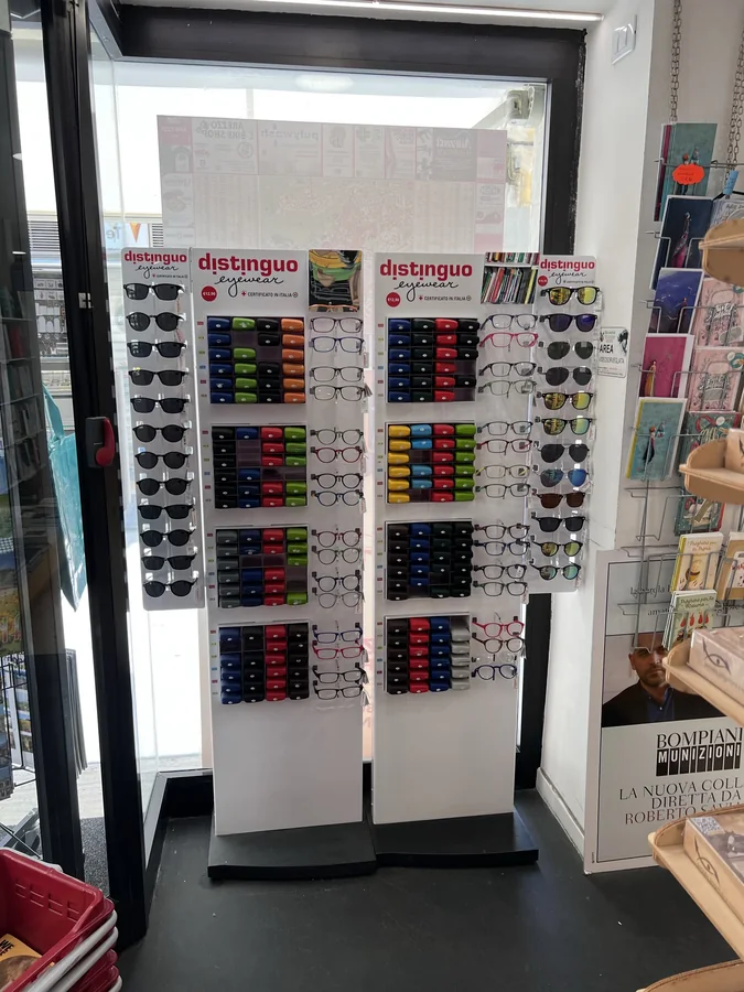 Espositori Distinguo nei punti vendita: Librerie-art.ufficio, foto 7